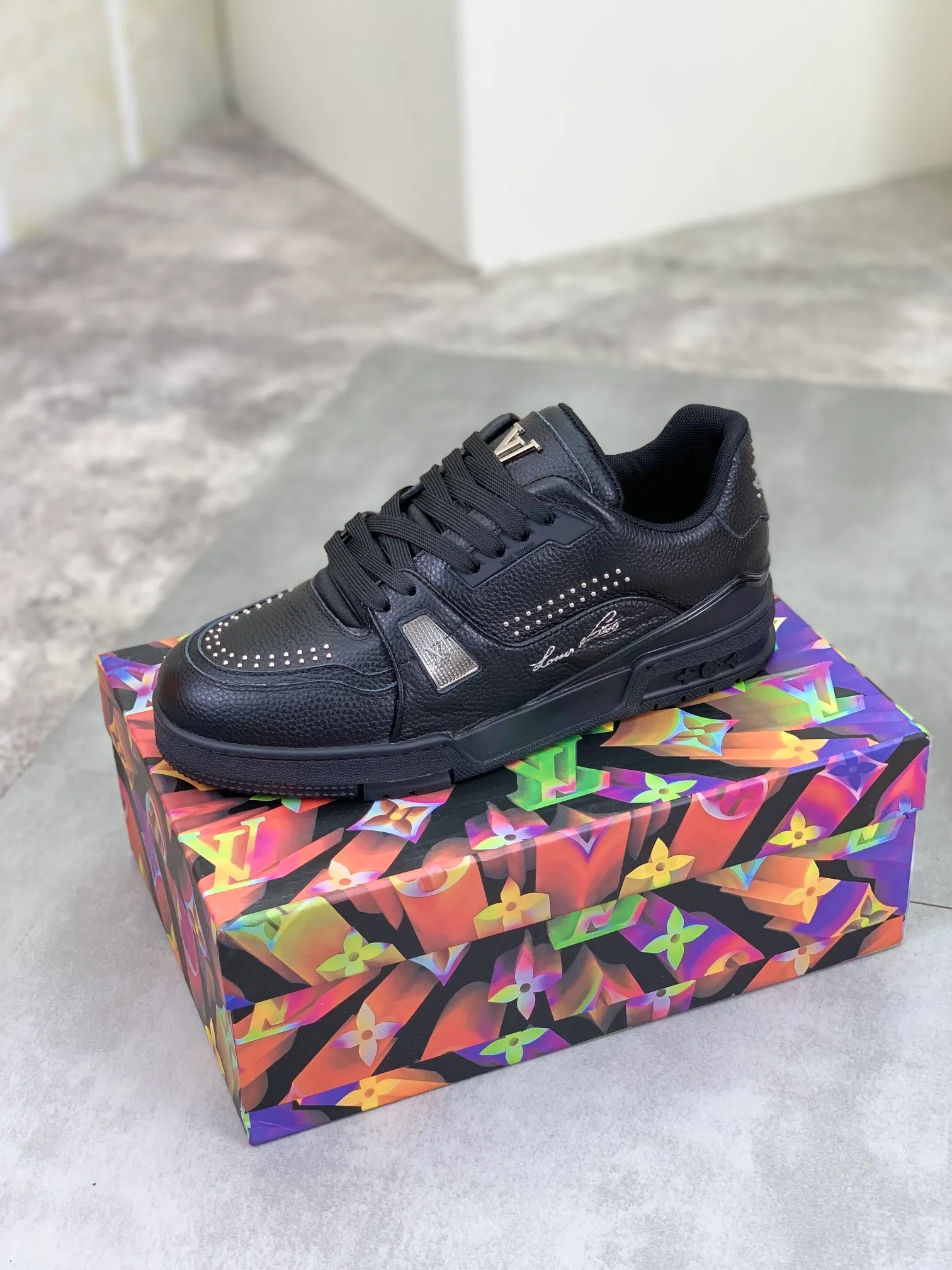 Men's shoes 💰P600 New style 💰💎💎Latest color High version 2025Louis*Vuitto* LV Traine Catwalk TRAINER outsole and fabric private model A shoe that definitely costs a lot of money and effort. This series was designed after the arrival of Vifgil. It is favored by many fans every season. Original TPU outsole Original packaging Men's size: 38-45 (46 can be customized) Color: black and white optional (available from stock, super fast delivery)